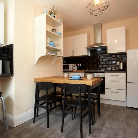Stylish Twist Townhouse Лидс